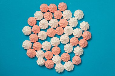 Fransız tatlısı, çırpılmış şeker ve fırında yumurta ile hazırlandı.