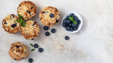 Taze böğürtlenli yabanmersinli kek. 