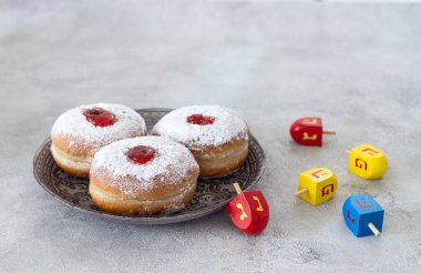 Hannuka kutlaması için reçelli taze çörek.