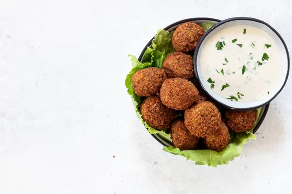 Traditionelle Hausgemachte Kichererbsen Falafel Bällchen Mit Tahini Sauce — Stockfoto