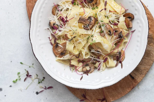 Mantar Krema Soslu Yapımı Talyan Fettuccine Makarna — Stok fotoğraf