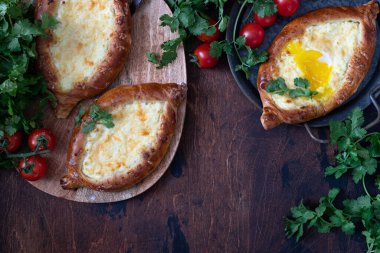 Geleneksel Gürcü ekmeği peynirle doldurulmuş Khachapuri