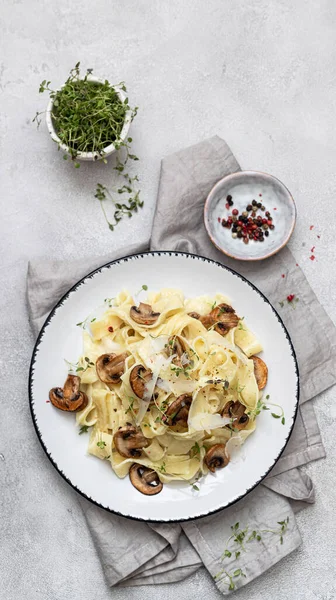 Mantar Krema Soslu Yapımı Talyan Fettuccine Makarna — Stok fotoğraf