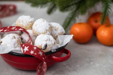 Noel aromalı meyveli kek ahşap masada.