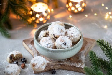 Noel Mini çalınmış meyveli kek ahşap masada