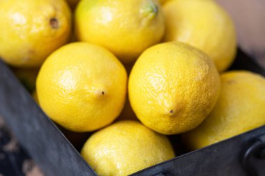 Ahşap arka planda taze limonlar