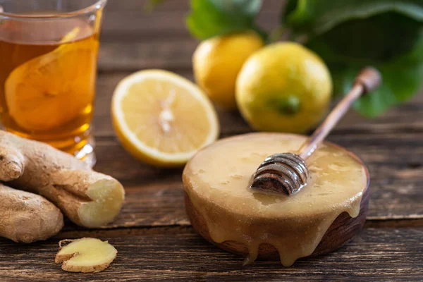 Seperangkat Jahe Madu Teh Dan Lemon Latar Belakang Kayu — Stok Foto