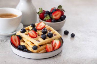 Böğürtlenli ev yapımı Belçika waffle 'ı.