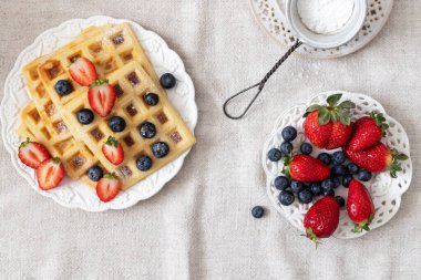 Böğürtlenli ev yapımı Belçika waffle 'ı.