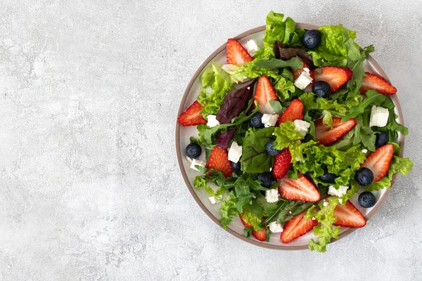 Strawberry Segar Blueberries Salad Dengan Arugula Keju Feta Minyak Zaitun — Stok Foto