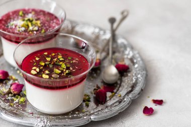 Fıstıklı sütlü puding (muhallebi). Arap Çölü