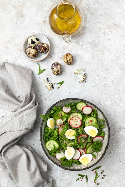 Taze Salatalıklı Turplu Otlu Salata — Stok fotoğraf