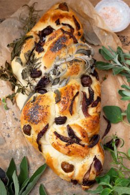 Kestane, soğan ve otlu ev yapımı challah ekmeği.