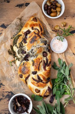 Kestane, soğan ve otlu ev yapımı challah ekmeği.