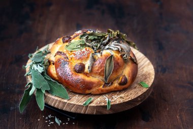 Kestane, soğan ve otlu ev yapımı challah ekmeği.