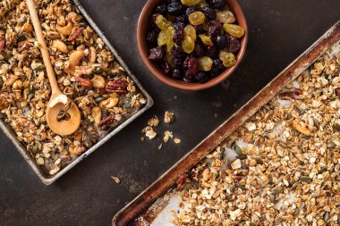 Taze ev yapımı granola. Sağlıklı kahvaltı ya da atıştırmalık.