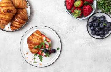 Peynirli, roka ve böğürtlenli kruvasan sandviç..