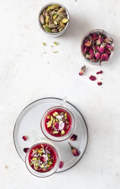 Fıstıklı sütlü puding (muhallebi). Arap Çölü