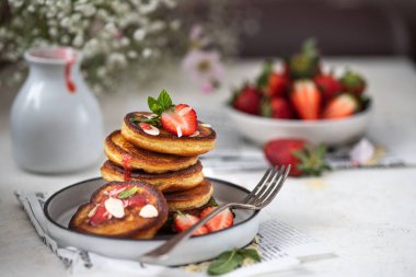 Kahvaltı için çilek şurubuyla krep.