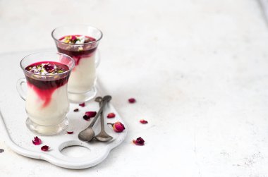 Fıstıklı sütlü puding (muhallebi). Arap Çölü
