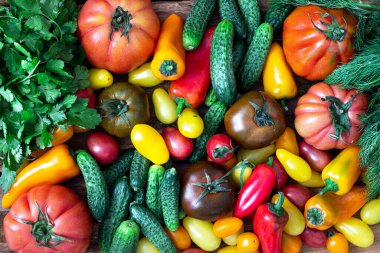 Tahta masadaki taze olgun sebzeleri toplayın.