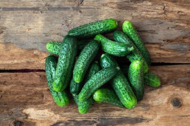 Ahşap zemin üzerinde taze salatalıklar