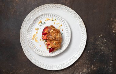 Peynirli ve çilekli kruvasan sandviçi. 