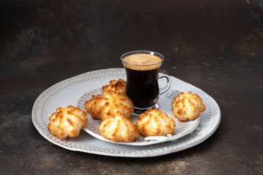 Hindistan cevizli kurabiyeler kasede. Hamursuz Bayramı yemeği