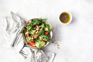 Arugula, çilek ve bademli sağlıklı organik diyet salatası..