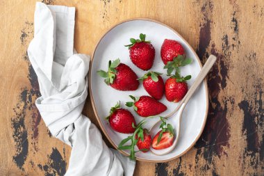 Seramik tabakta olgun, taze çilekler