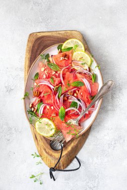 Nane ve soğanlı taze karpuz salatası. Sağlıklı yemek.