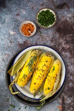 Tuzlu ve otlu ızgara mısır. Yaz yemeği