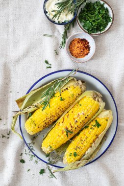 Tuzlu ve otlu ızgara mısır. Yaz yemeği