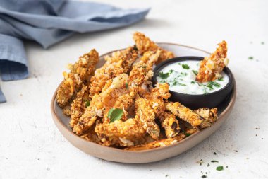 Baharatlı ve peynirli fırında sebze.