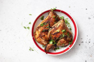 Sos ile pişirilmiş çeyrek tavuk budu.