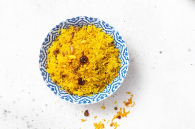 Mercimek, zerdeçal ve salatalı vejetaryen Mujaddara-Rice. Geleneksel Arapça, İsrail yemekleri..