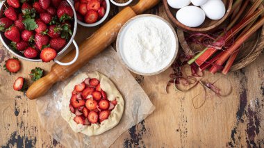 Çilekli Rhubarb Turtası Pişirmek İçin Malzemeler