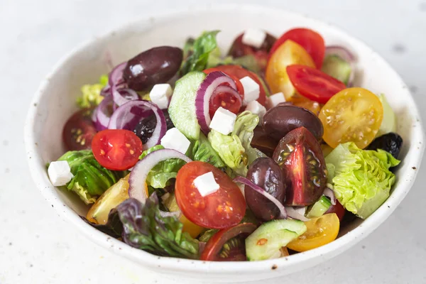 Salad Segar Yunani Dengan Sayuran Dan Keju Feta — Stok Foto