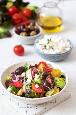 Sebzeli ve peynirli taze Yunan salatası.