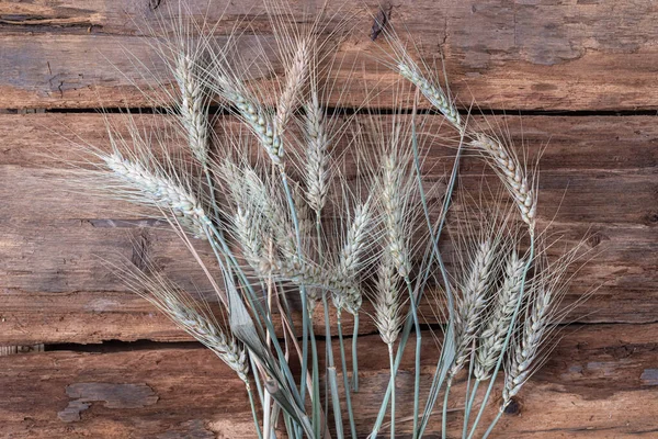 Weizenstacheln Auf Einem Holztisch — Stockfoto