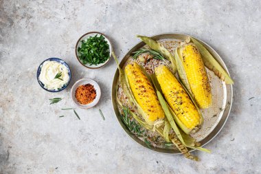 Tuzlu ve otlu ızgara mısır. Yaz yemeği