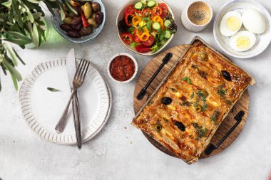 Taze hamur işleri, salata, zeytin ve kahveyle geleneksel kahvaltı.