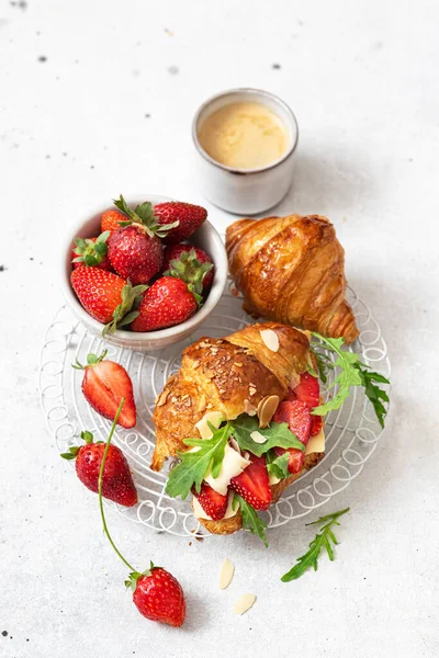 Sabroso Desayuno Sándwich Cruasán Integral Con Fresas Rúcula Queso Camembert — Foto de Stock