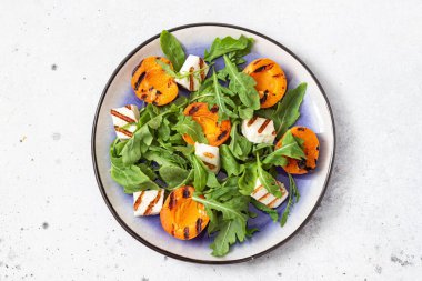 Izgara kayısı salatası, halloumi peyniri ve roka.