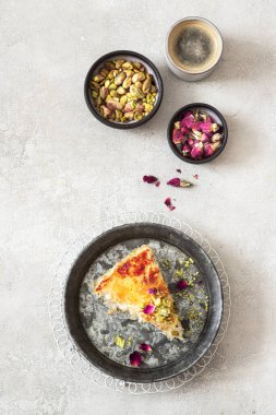 Arap tatlısı kunafa, kaday fıstıklı ve peynirli 