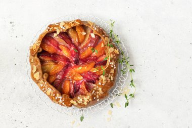 Kayısı ve erik galeti, turta, bademli pasta. Yaz yemeği.