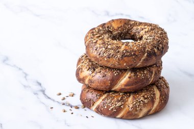 Susam tohumlu geleneksel Türk Simit Simitleri