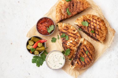 Arayes - Pita ekmeği farklı baharatlı kıyma karışımı.