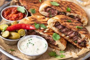 Arayes - Pita ekmeği farklı baharatlı kıyma karışımı.