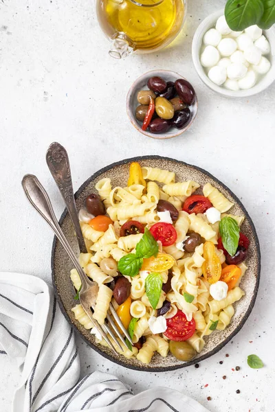 Salada Macarrão Com Tomate Azeitonas Pretas Mussarela Queijo Cozinha Mediterrânica — Fotografia de Stock